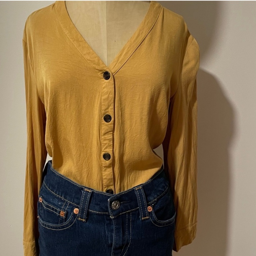 Per Se muted yellow comfy versatile long sleeved shirt v-neck button down Size L